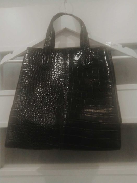 Mała czarna torebka z lakierowanej skóry Primark