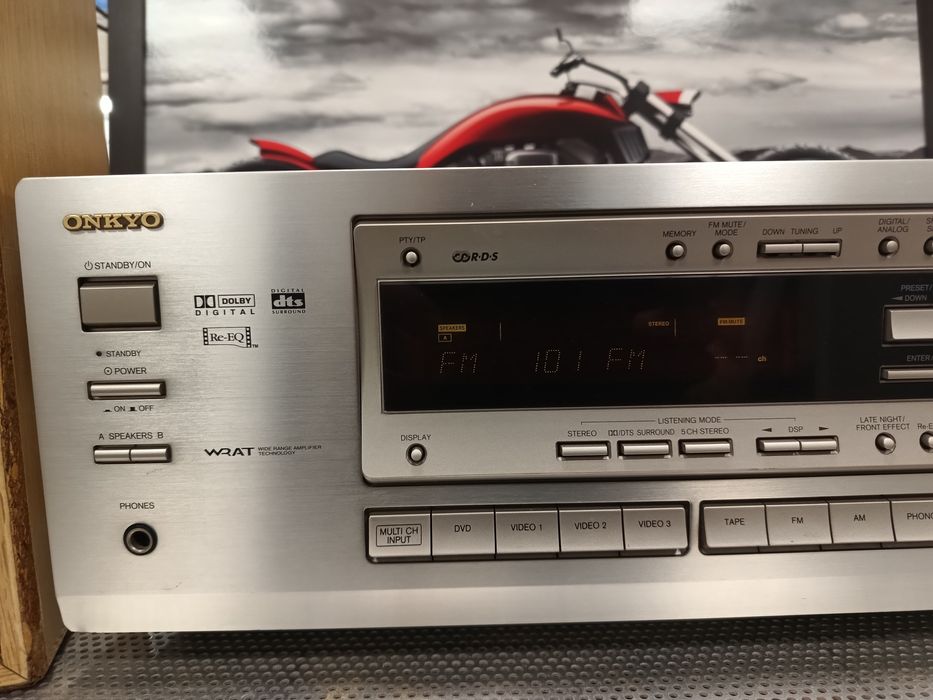 Amplituner Onkyo model TX-DS575.
