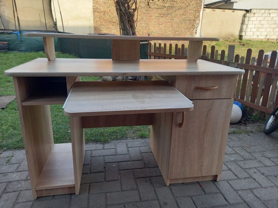 Biurko komputerowe z wysuwaną półką – stan bardzo dobry