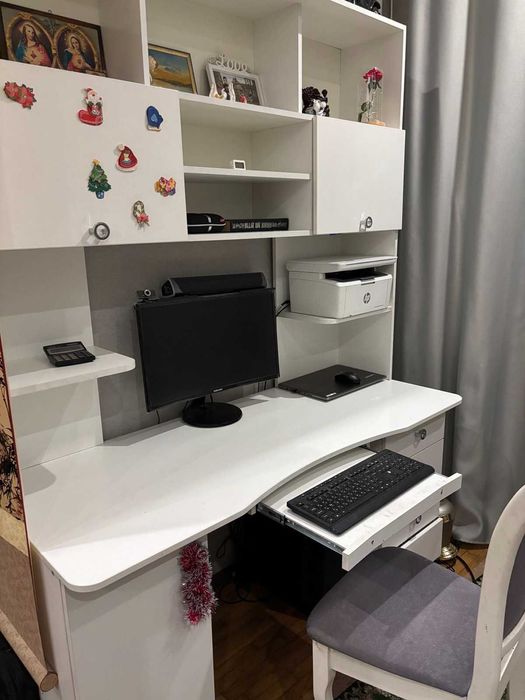 Письменный стол с ящиками