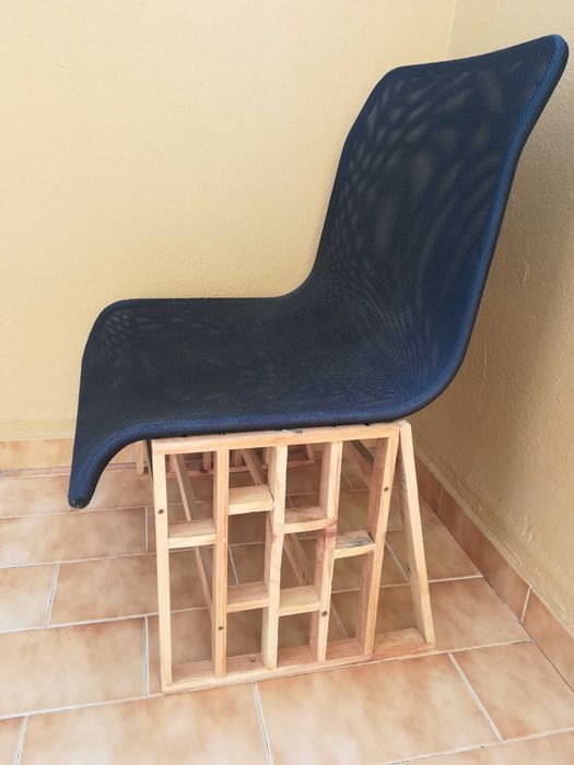 Cadeira em rede com base em madeira