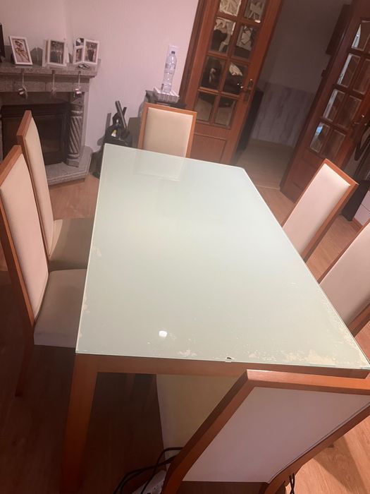 Mesa de jantar e cadeiras