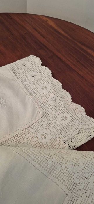 Toalha  de mesa em linho com bordado e aplicações de renda