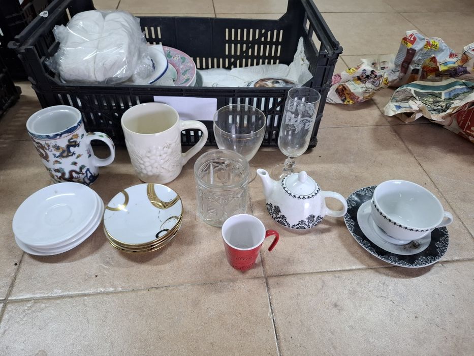 Vende se 5 cestos de artigos novos, usados,antiguidades  vender  junto