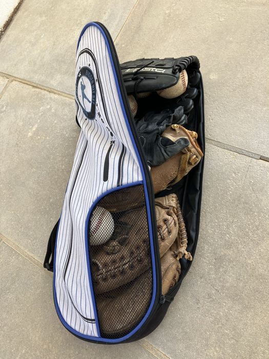 Conjunto de Luvas e Bolas de Basebol / Baseball Gloves & Balls