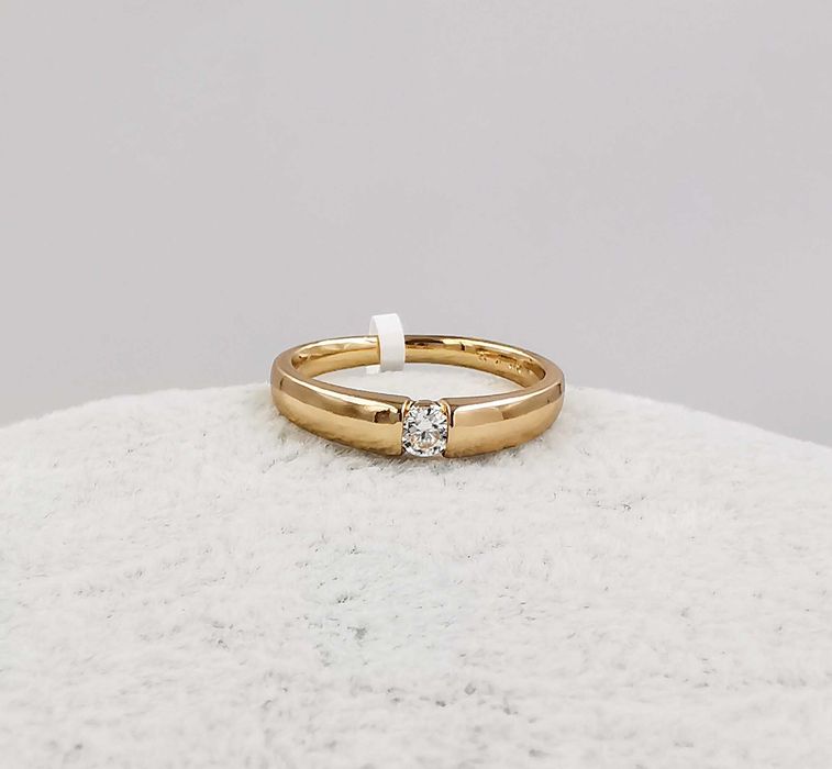 Pierścionek pozłacany średnica 17 mm elegancki z cyrkonią