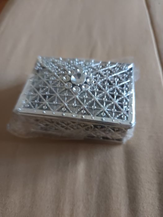 Bijuteria e bolsa pequenina para cartoes