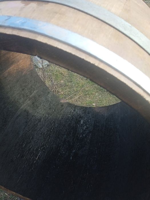 Beczka dębowa 140l zalewana czerwonym winem w Hiszpanii. Dąb francuski