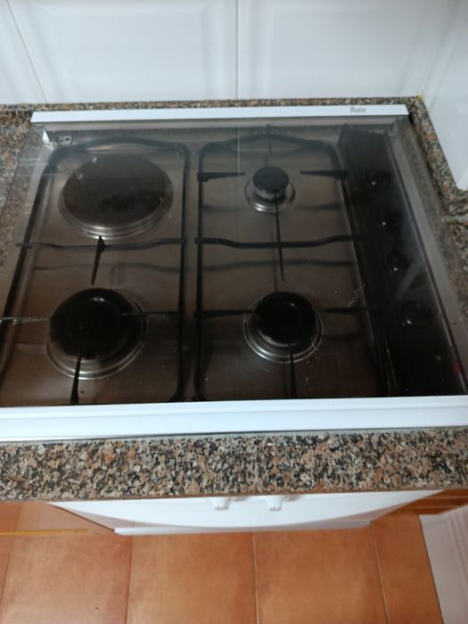 Forno eléctrico, exaustor e placa a gás