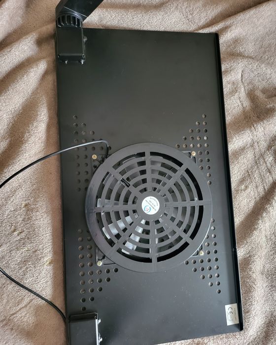 Stolid pod laptops skladany z dodatkowym hlodzeniem