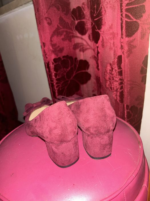 Sapatos de salto baixo de camurça