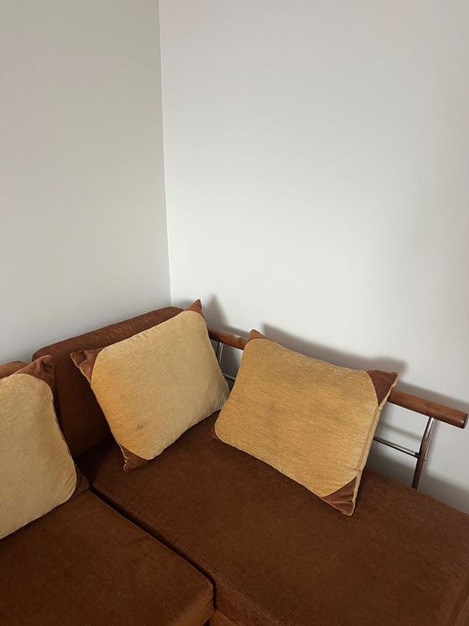 Narożnik z poduchami w kolorze brązowym