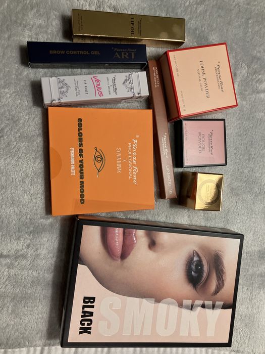 Zestaw błyszczyk, puder, róż, paletka, konturówka,rozświetlacz etc