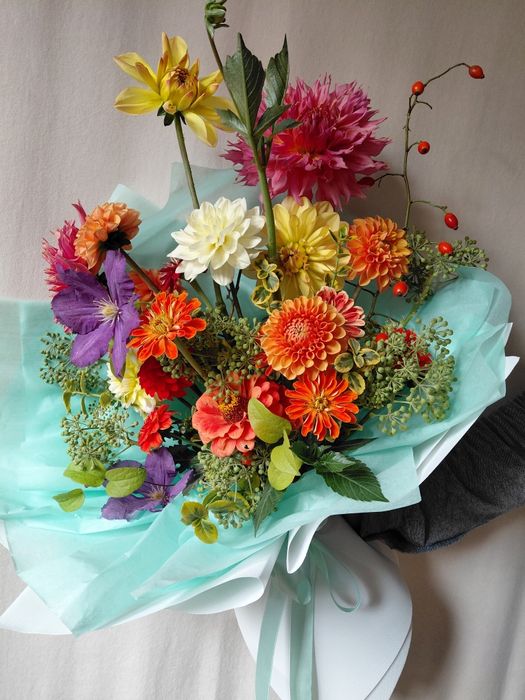 Букет з сезоних квітів