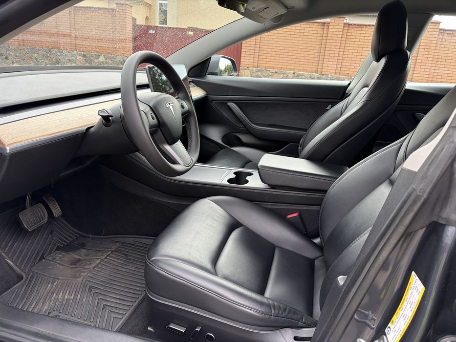 Tesla Model 3  2021 рік