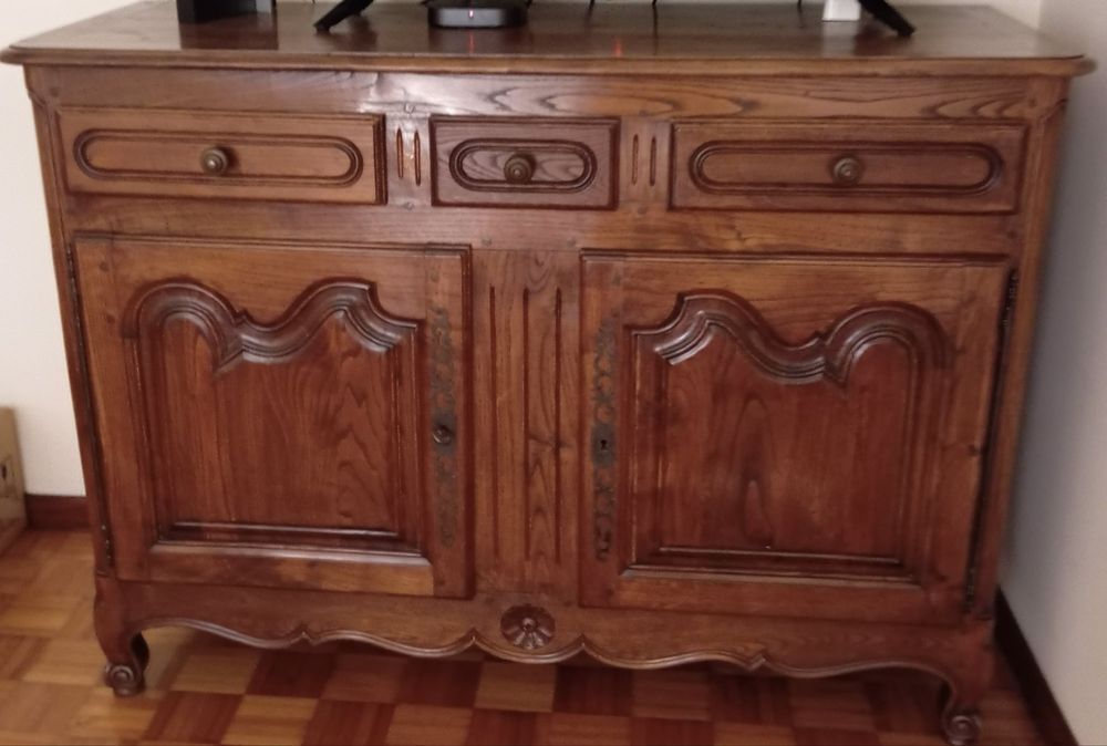 Movel de madeira de castanho