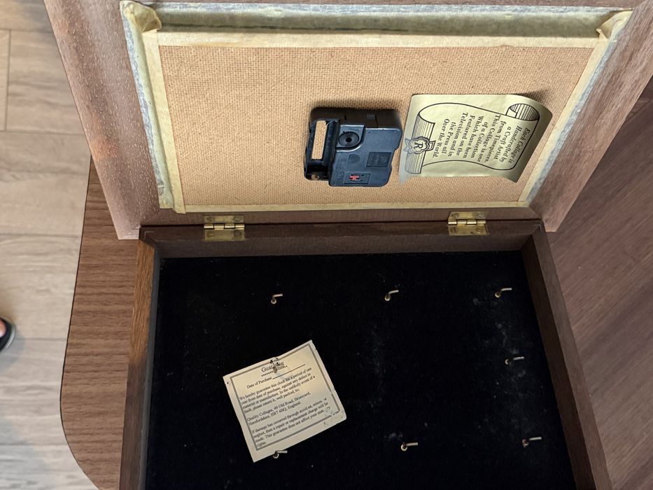 Zegar ścienny z gablotką na klucze