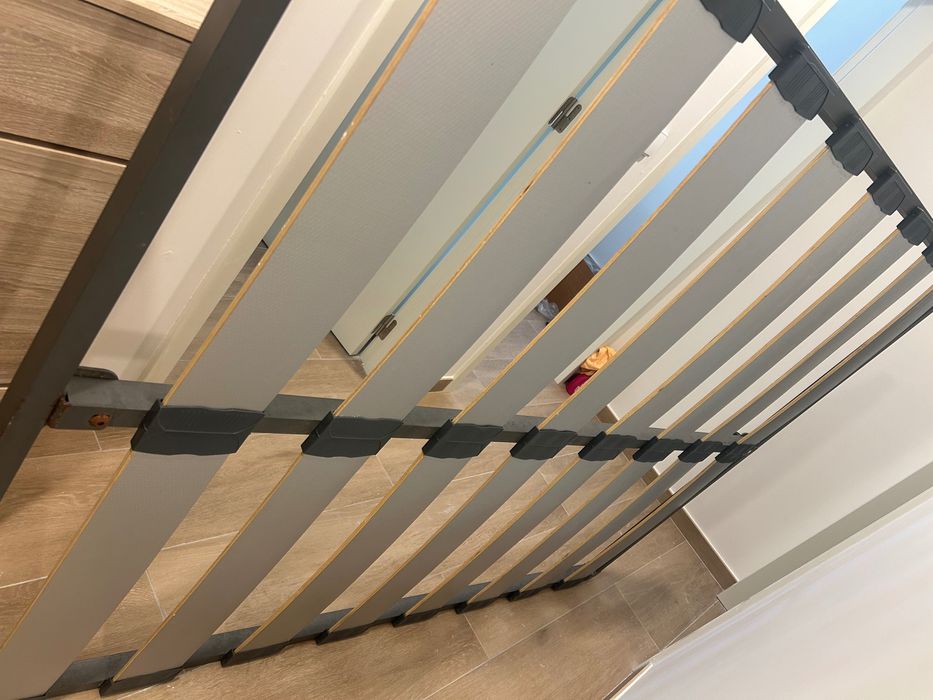 Estrado de cama com pernas só que tiramos
