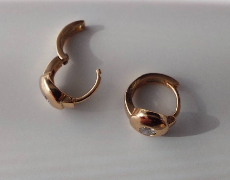 Sztuczne zlote kolczyki.