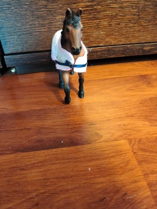 Derka dla figurek koni