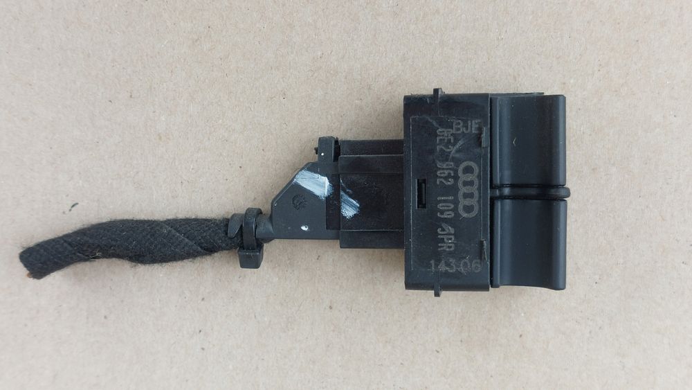 audi a4 b6 b7 8e0 00-06 przełącznik włącznik alarmu 8e2962109