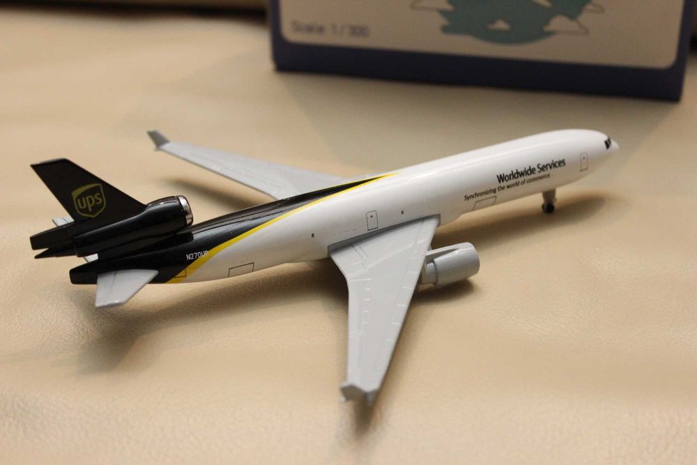 Model samolotu metalowy jak UPS kółka ok. 20 cm