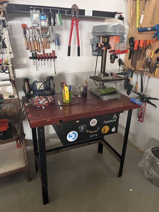 Mesa de trabalho com furadora de coluna e esmeril