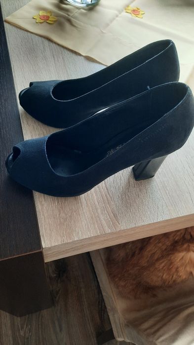 Buty na obcasie zamszowe