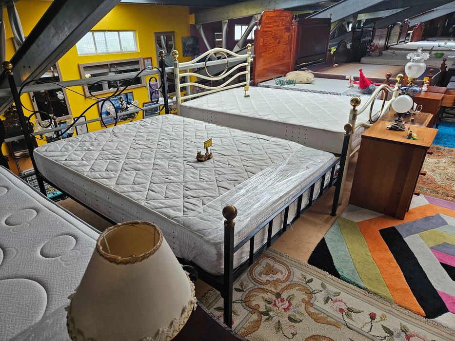 Cama em ferro com estrado e colchão - Bom estado geral