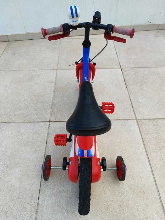 Bicicleta infantil à espera de novo dono, com ou sem rodinhas