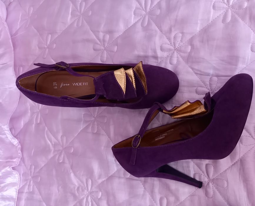 Śliczne buty aksamitne czółenka na obcasie szpilki fioletowe złote