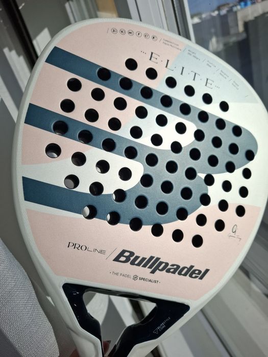 Raquete Bullpadel ELITE W25 com apenas 5 jogos, sem riscos. Como nova