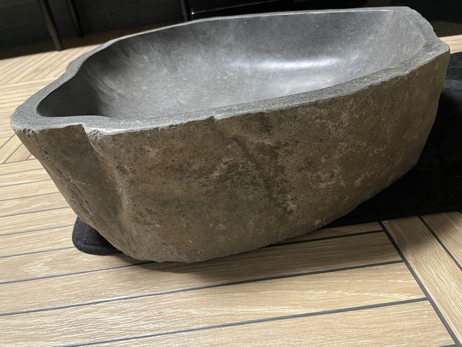 Umywalka z naturalnego kamienia rzecznego