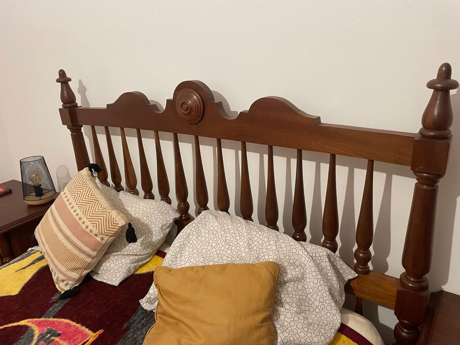 Cama de casal e quarto completo