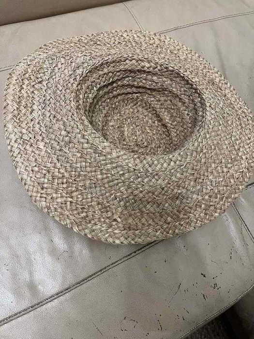 Соломʼяний капелюх з широкими пооями