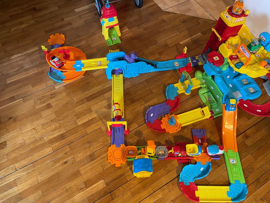 Vtech tut tut - garaż, stacja, mnóstwo części + autka i zwierzaki