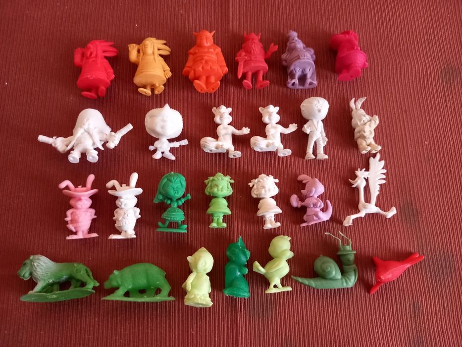 Monochromatic figures on various themes