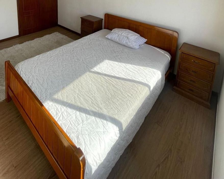 Cama casal com colchão duas cabeceiras e espelho