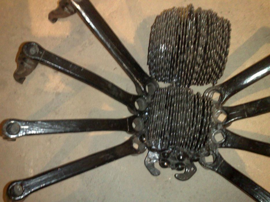 Реалистичный паук из металла, искусство