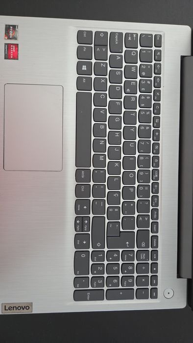 Portátil Lenovo IdeaPad 3 15,6" | Ryzen 3, 8 GB, SSD 512 GB | Caixa + Candeeiro