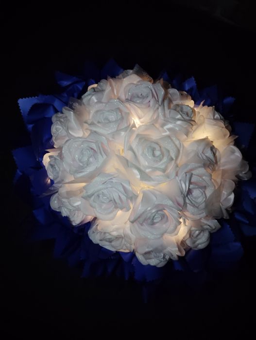 Букет с белых роз которые светятся