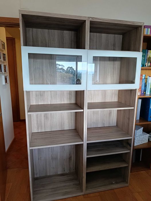 Estante ikea com portas de vidro