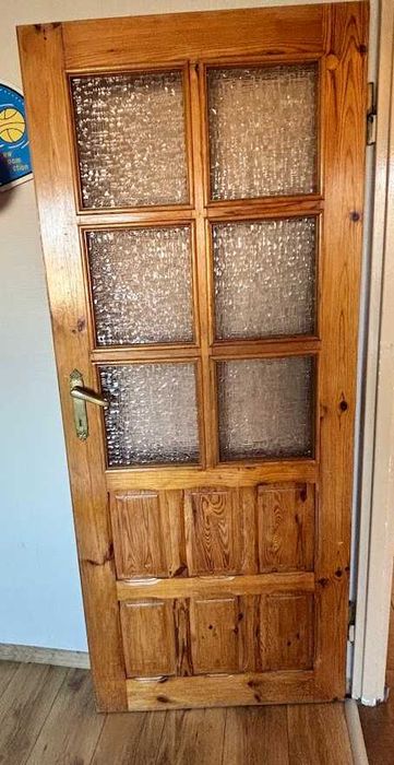 Drewniane drzwi z szybami