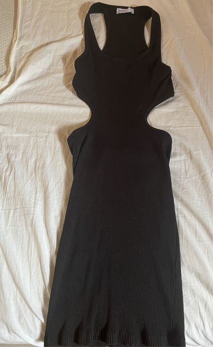 Sukienka czarna mini z wycięciami na bokach i dekoltem na plecach