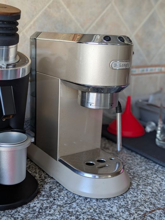 Maquina de café Delonghi Dedica EC885.GY