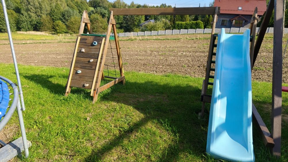 Drewniany ogrodowy plac zabaw dla dzieci – zjeżdżalnia, wspinaczka, miejsce na huśtawki