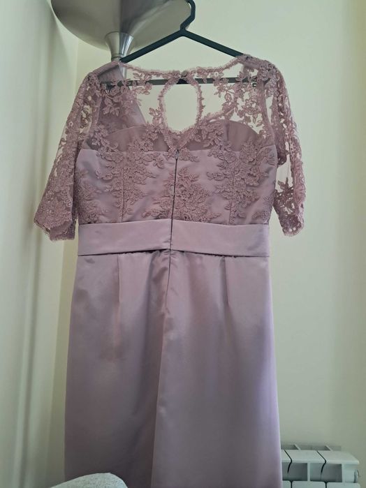 Vestido de cerimónia com renda super elegante em rosa velho.