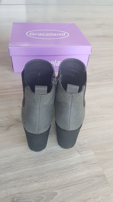 Szare Botki na słupku Graceland