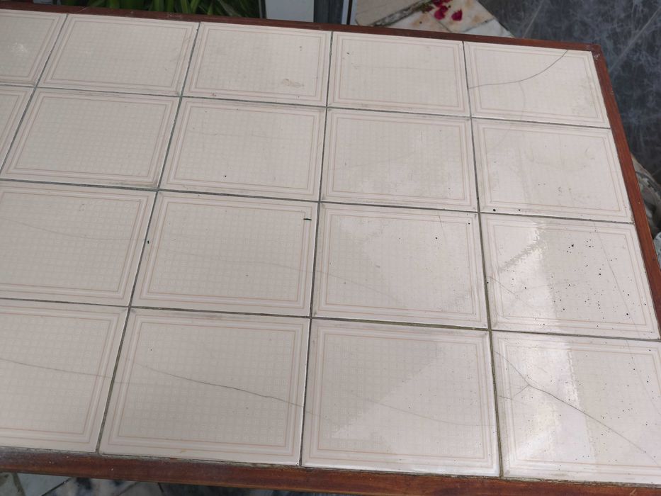 Mesa madeira com azulejos