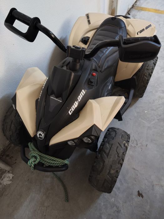 Moto4  elétrica para crianças de 24V 2x200W Maverick Cam-am rodas de Eva e assento em couro